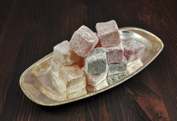 Türkische Süßigkeiten auf dem alten Silbertablett - Foto, Bild