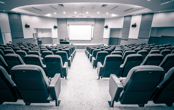rode stoelen in auditorium - Foto, afbeelding