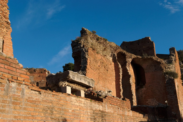 ερείπια της αρχαίας ελληνικής και Ρωμαϊκής θέατρο στην Ταορμίνα, Σικελία - Φωτογραφία, εικόνα