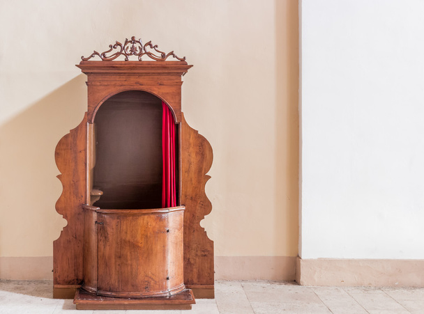 Velho confessionário de madeira na Itália
 - Foto, Imagem