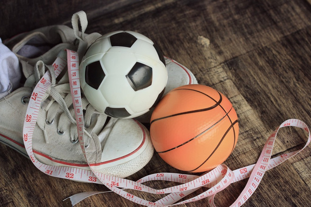Turnschuhe und Fußball-Basketball - Foto, Bild