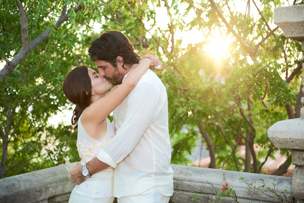 Suudella aviopari
 - Valokuva, kuva