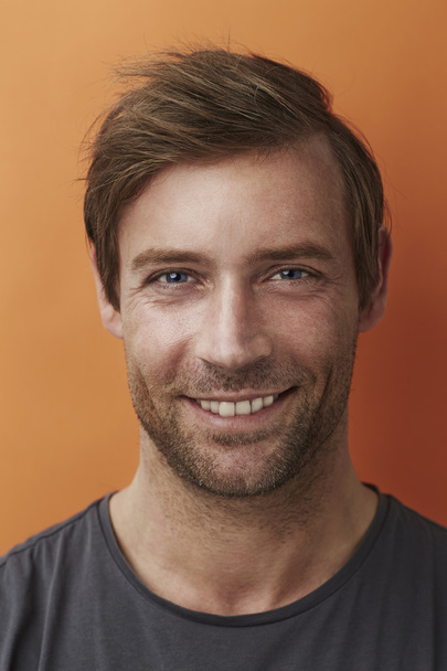 man smiling at camera - Fotoğraf, Görsel