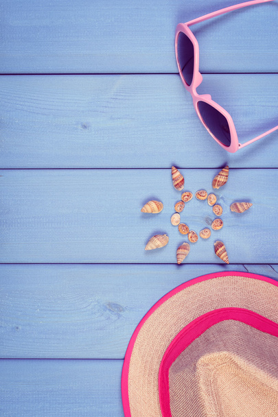 Deniz, güneş, güneş gözlüğü ve mavi panoları, aksesuarlar, yaz, hasır şapka şeklinde metin için yer kopyalayın - Fotoğraf, Görsel