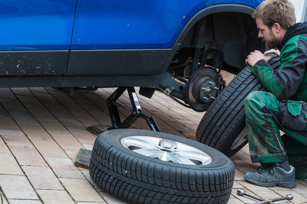 Remplacer les pneus d'été contre les pneus d'hiver   - Photo, image