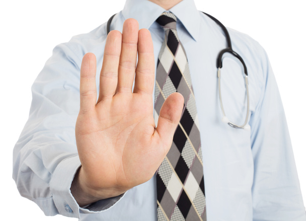 männlicher Arzt hält seine Hand in einer Geste des Stillstands oder der Unterbrechung hoch - Foto, Bild