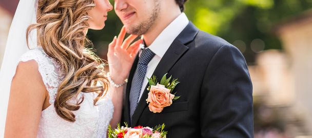 Наречений і наречена, маючи романтичний момент в день весілля - Фото, зображення