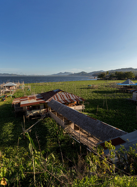 Fazenda de peixes no Lago Tondano
 - Foto, Imagem