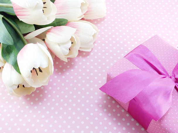 pink present gift box and flowers artificial bouquet - 写真・画像
