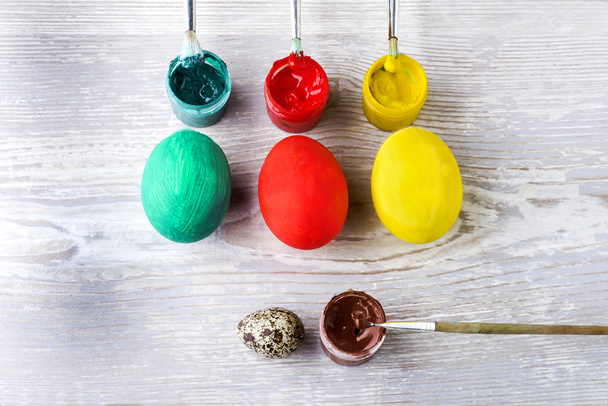 Пасхальные яйца и краски
 - Фото, изображение