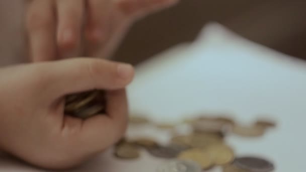 Malé dítě je v Palm noha jemně mince k nákupu uložené peníze - Záběry, video