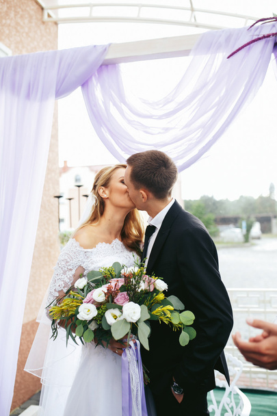 romantisches Paar Braut und Bräutigam küssen - Foto, Bild