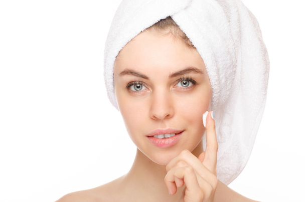 清潔で新鮮な顔に化粧クリームで若い女性。皮膚のケアの概念 - 写真・画像