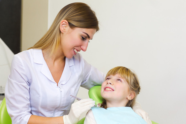 A young girl getting her dental checkup at the dentist - Foto, Imagen