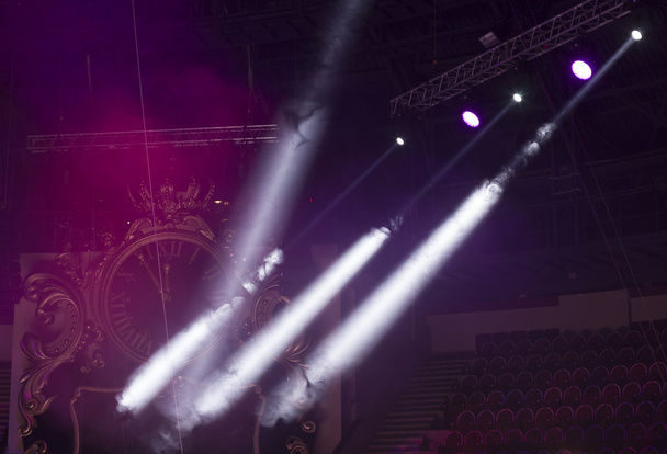 φως από τη σκηνή κατά τη διάρκεια της συναυλίας. - Φωτογραφία, εικόνα