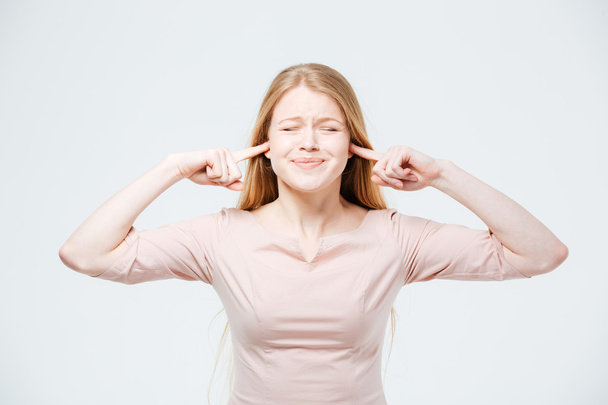 Жінка прикриває вуха пальцями
 - Фото, зображення