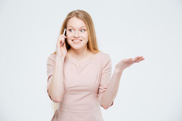 Smiling woman talking on the phone - Фото, изображение