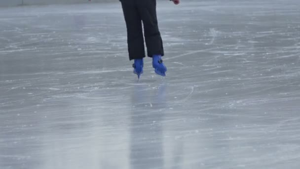 Enfant incliné au patin
 - Séquence, vidéo