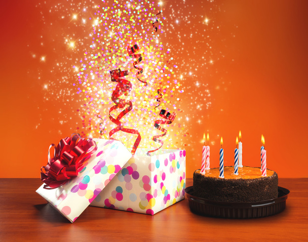verjaardagstaart met kaarsen - Foto, afbeelding