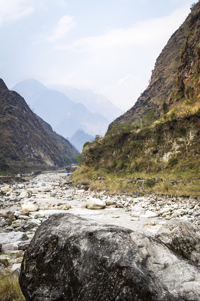 rivierbedding in himalaya mountains - Foto, afbeelding
