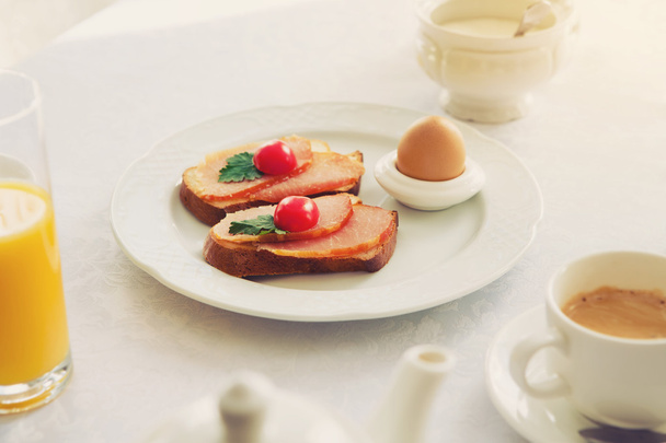 Traditioneel hotel ontbijt met koffie en toast - Foto, afbeelding