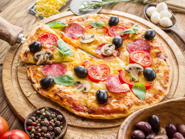 Pizza with mushrooms, salami and tomatoes. - Foto, Bild