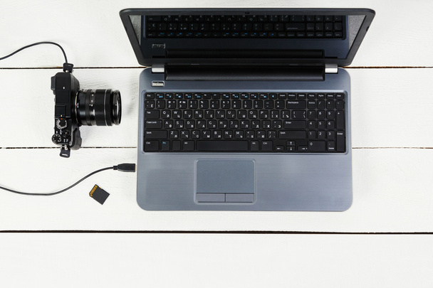 bağlı kamera ve micro kart ile dizüstü bilgisayar  - Fotoğraf, Görsel