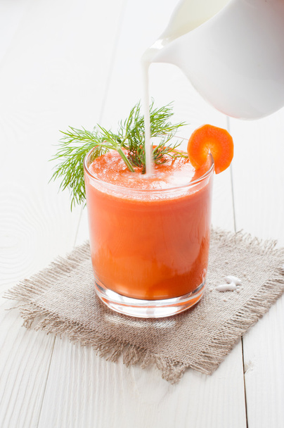Carrot juice in glass, and pouring milk - Foto, immagini