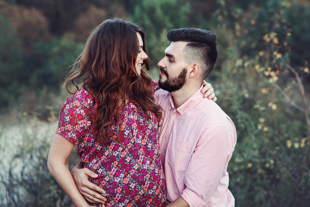 handsome husband and beautiful pregnant wife - Foto, Imagem