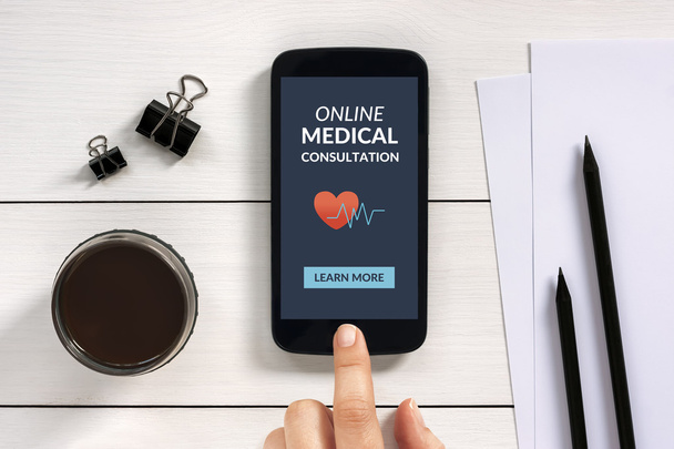 Концепция онлайновой медицинской консультации на экране смартфона с
 - Фото, изображение