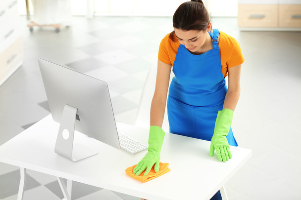 Young woman cleaning  - Foto, imagen