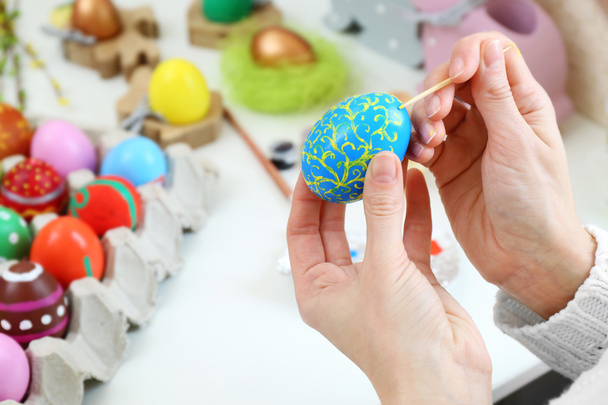 Female hands painting Easter egg - 写真・画像