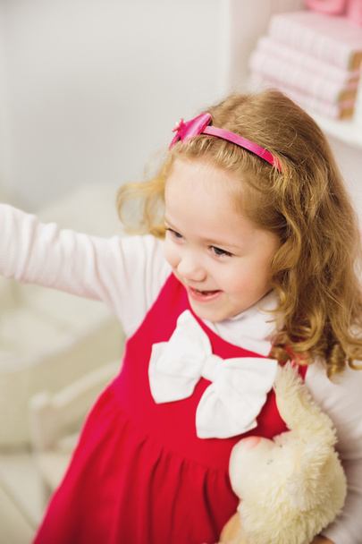 mosolygós kislány piros ruhában - Fotó, kép