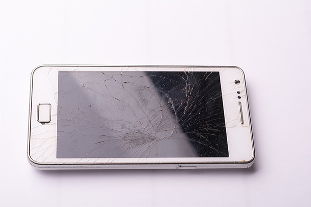 Smartphone πτώση στο πάτωμα και οθόνη βλάβη σπασμένα σε άσπρο φόντο - Φωτογραφία, εικόνα