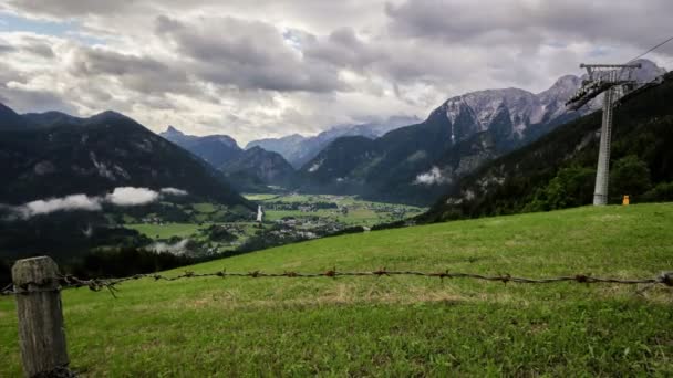 Blick vom haus loderbichl auf die österreichischen Alpen und die Lofer City im Zeitraffer - Filmmaterial, Video
