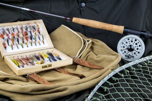 Fliegenfischen Ausrüstung und Spieltasche auf Outdoor-Mantel - Foto, Bild