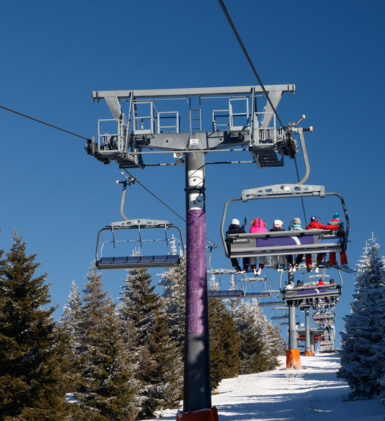 Skilift mit Skifahrern - Foto, Bild