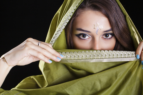 Young pretty woman in green indian dress - Foto, imagen