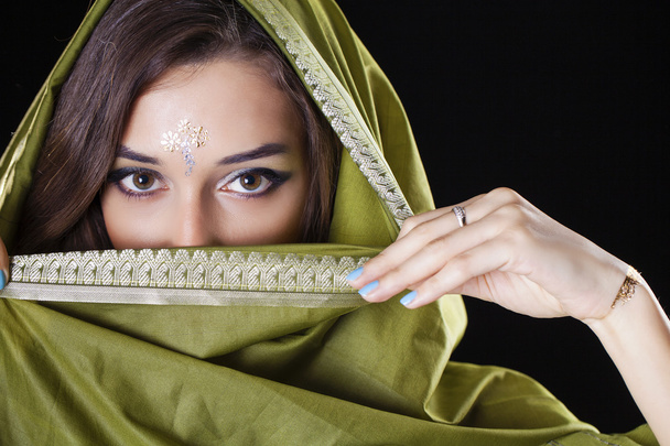 Young pretty woman in green indian dress - Fotografie, Obrázek