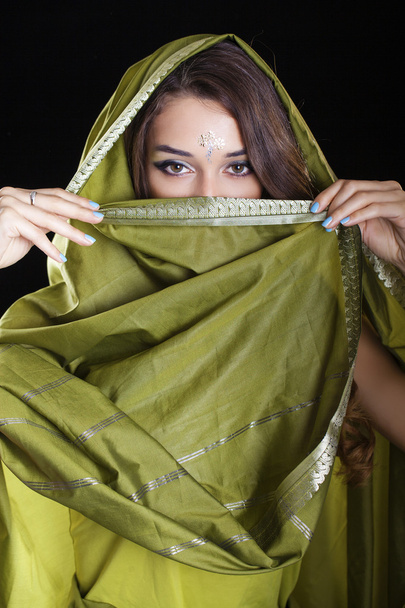 インドの緑のドレスの若いきれいな女性 - 写真・画像