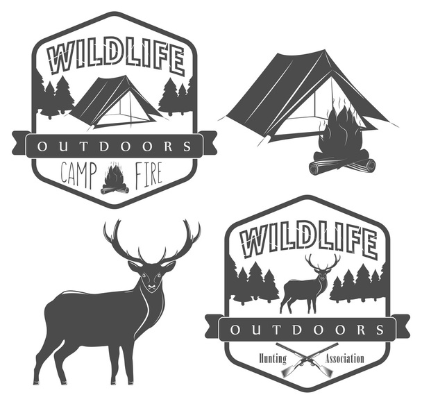 キャンプや狩猟のラベル、野生動物のセット、アウトドアの冒険 - ベクター画像
