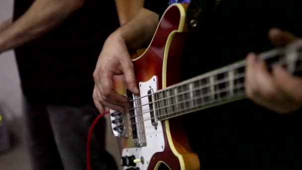 Musiker spielt E-Gitarre - Filmmaterial, Video