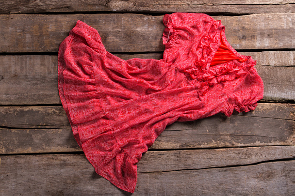 Κόκκινο φόρεμα με ντεκολτέ σε σχήμα v. - Φωτογραφία, εικόνα