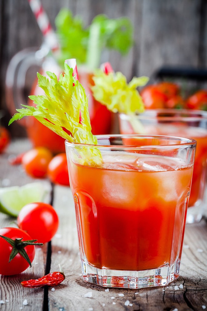 Cóctel Bloody Mary con hielo en vasos
  - Foto, Imagen
