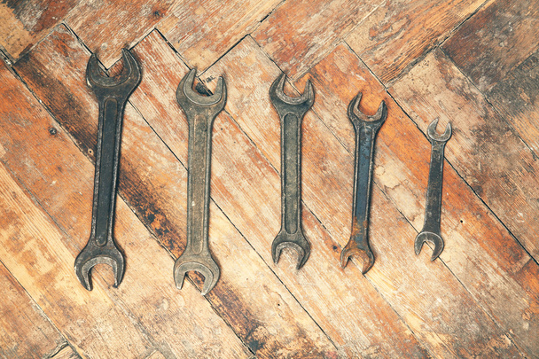 Set of old wrenches on wooden floor - Valokuva, kuva