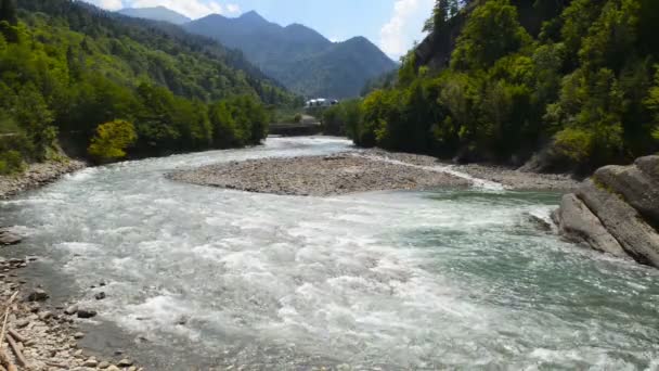 hegyi folyó a Kaukázusban Lakatos - Felvétel, videó