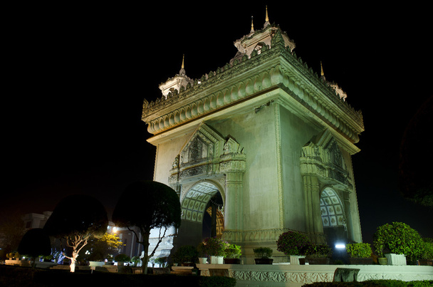 patuxai arch di notte a vientiane, laos
 - Foto, immagini