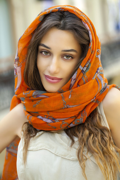 Close up portrait of a muslim young woman wearing a head scarf - Foto, afbeelding