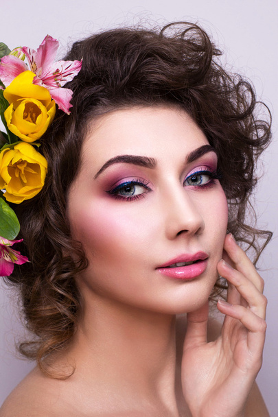 Beautiful Girl with Spring Flowers. Fresh skin - Fotoğraf, Görsel