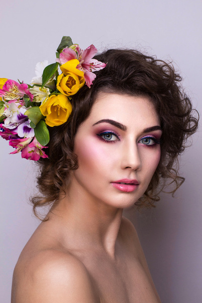 Beautiful Girl with Spring Flowers. Fresh skin - Фото, изображение